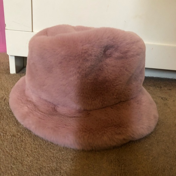 PrettyLittleThing Accessories - PLT pink fuzzy bucket hat